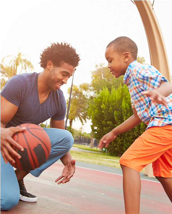 Pai brincando de basquete com seu filho, vista seu esporte favorito