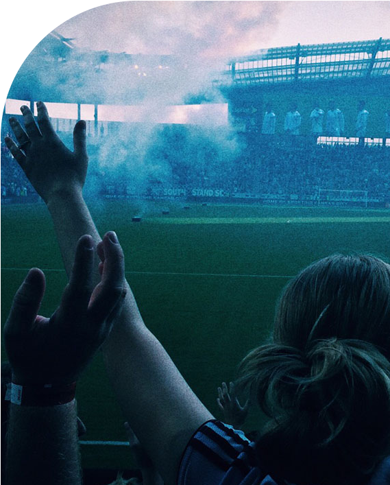 Torcida comemorando um gol do seu time do coração, vista seu esporte favorito