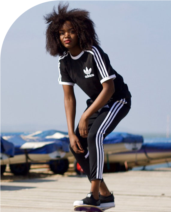 Mulher de skate usando conjunto de roupa esportiva, vista seu esporte favorito