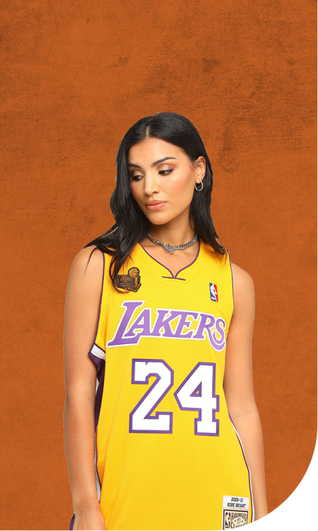 Mulher vestindo uma regata de basquete