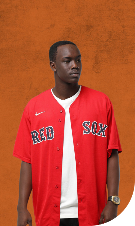Homem vestindo uma camisa de beisebol
