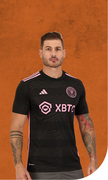 Homem vestindo uma camisa de futebol