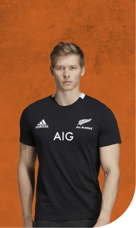 Homem vestindo uma camisa de rugby